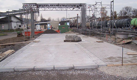 FLÄCHEN NACH WHG  (WASSERHAUSHALTSGESETZ): Plattenbau neben Gleisen