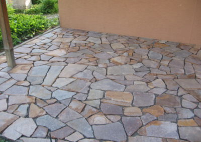 Natursteinboden mit unregelmäßigen Platten