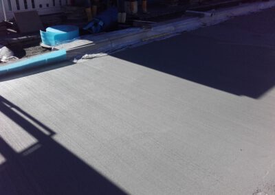 Frisch gegossener Beton auf Baustelle