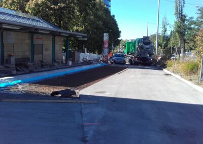Bauarbeiten an der Straße, blauer Streifen