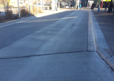 Leere Straße mit Gehweg und Haltestelle