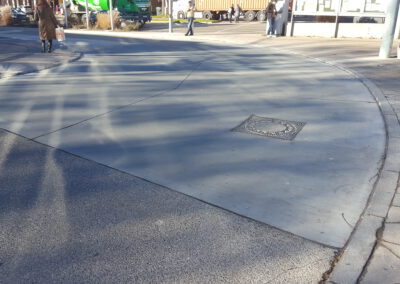 Kurve auf einem städtischen Gehweg