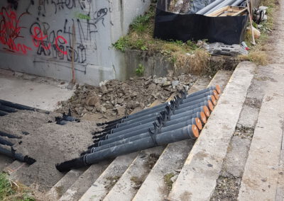 Baustelle mit Rohren und Graffiti