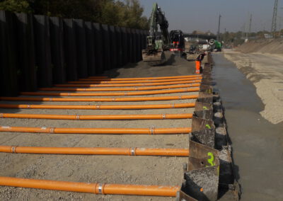 Baustelle mit orangefarbenen Rohren