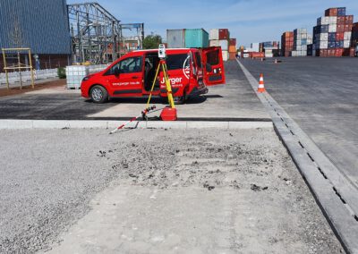 Lagerplatz mit Fahrzeug und Containern