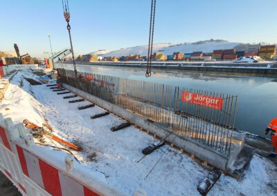 Bauarbeiten am Wasser mit Schnee