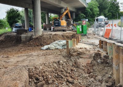 Bauarbeiten unter einer Brücke