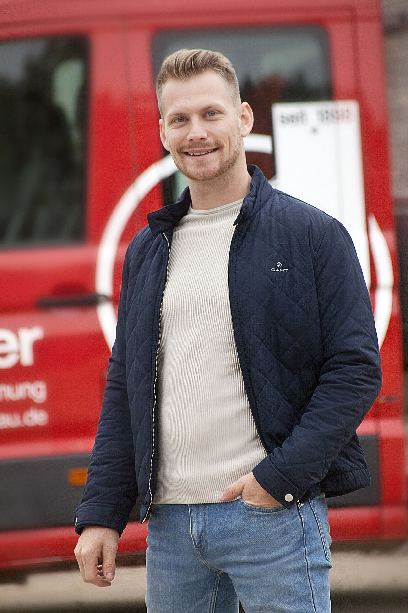 Patrick Schimurda: Bauleiter Tief- und Straßenbau. Mann in blauer Jacke und Jeans.