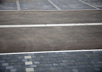 Leerer Parkplatz mit grauem Boden