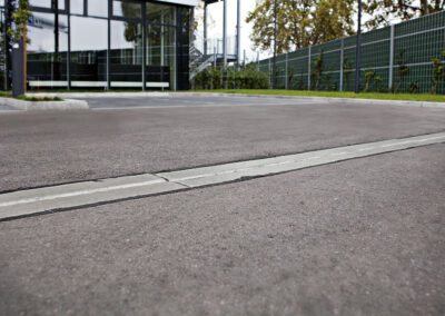 Leerer Parkplatz mit Betonrand