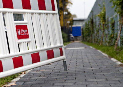 Sperrung auf einem gepflasterten Weg