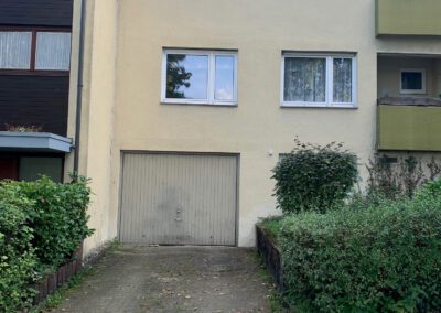 Einfamilienhaus mit Garage und Pflanzen