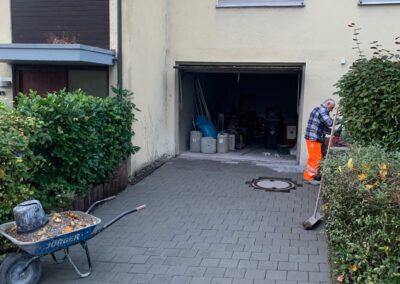 Mann arbeitet im Garagenbereich.