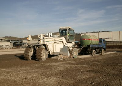 Großes Fahrzeug mit Anhänger auf Baustelle