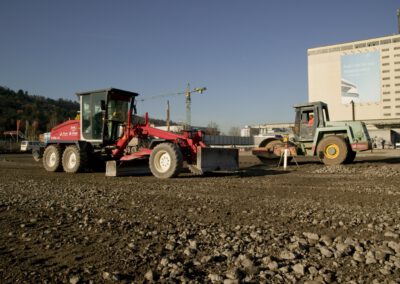 Bauarbeiten mit Maschinen auf Baustelle