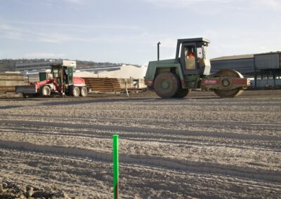 Baumaschinen auf einer Baustelle