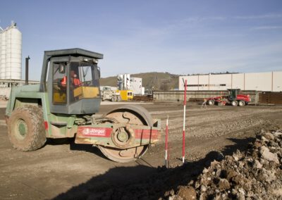 Baustelle mit schwerem Gerät und Maschinen