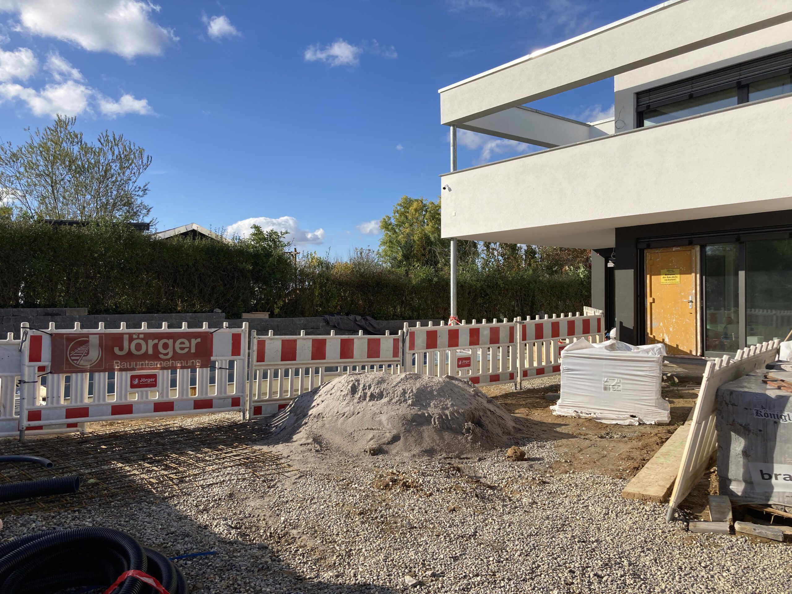 Bauarbeiten an modernem Gebäude