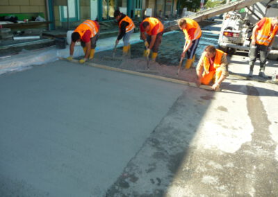 Arbeiter gießen frischen Beton.