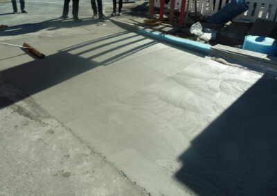 Frisch gegossener Beton auf Baustelle