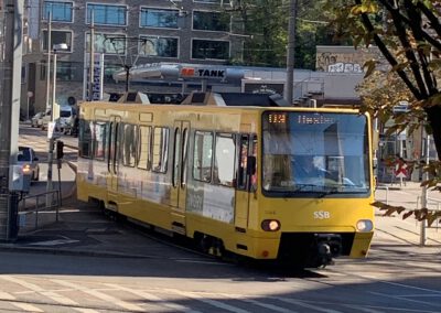 Gelbe Straßenbahn in der Stadt
