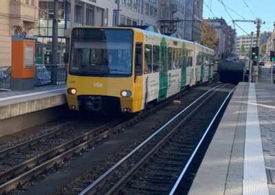 Straßenbahn an Haltestelle in Stadt