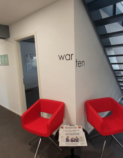 Moderne Wartebereich mit roten Stühlen