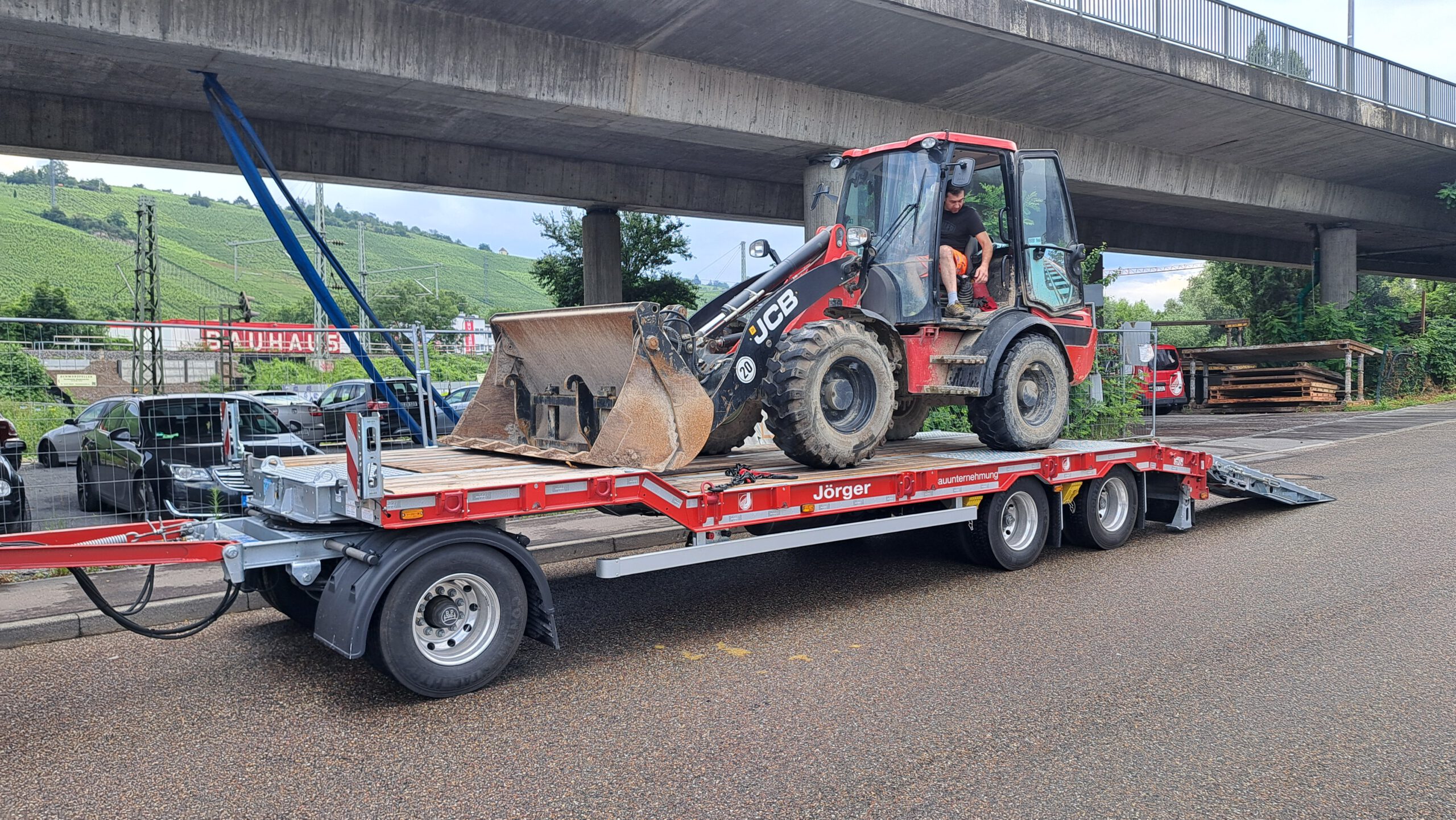 Aktuelles 23 Bagger auf einem Anhänger geparkt.