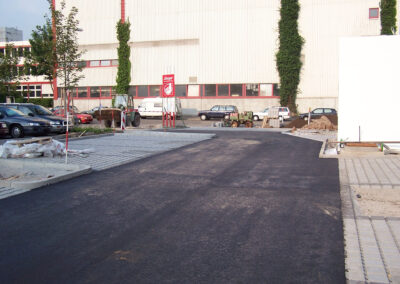 Baustelle mit Asphalt und Fahrzeugen