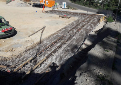 Baustelle mit Betonstahl und Fahrzeug