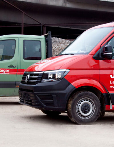 Zwei Baufahrzeuge in verschiedenen Farben