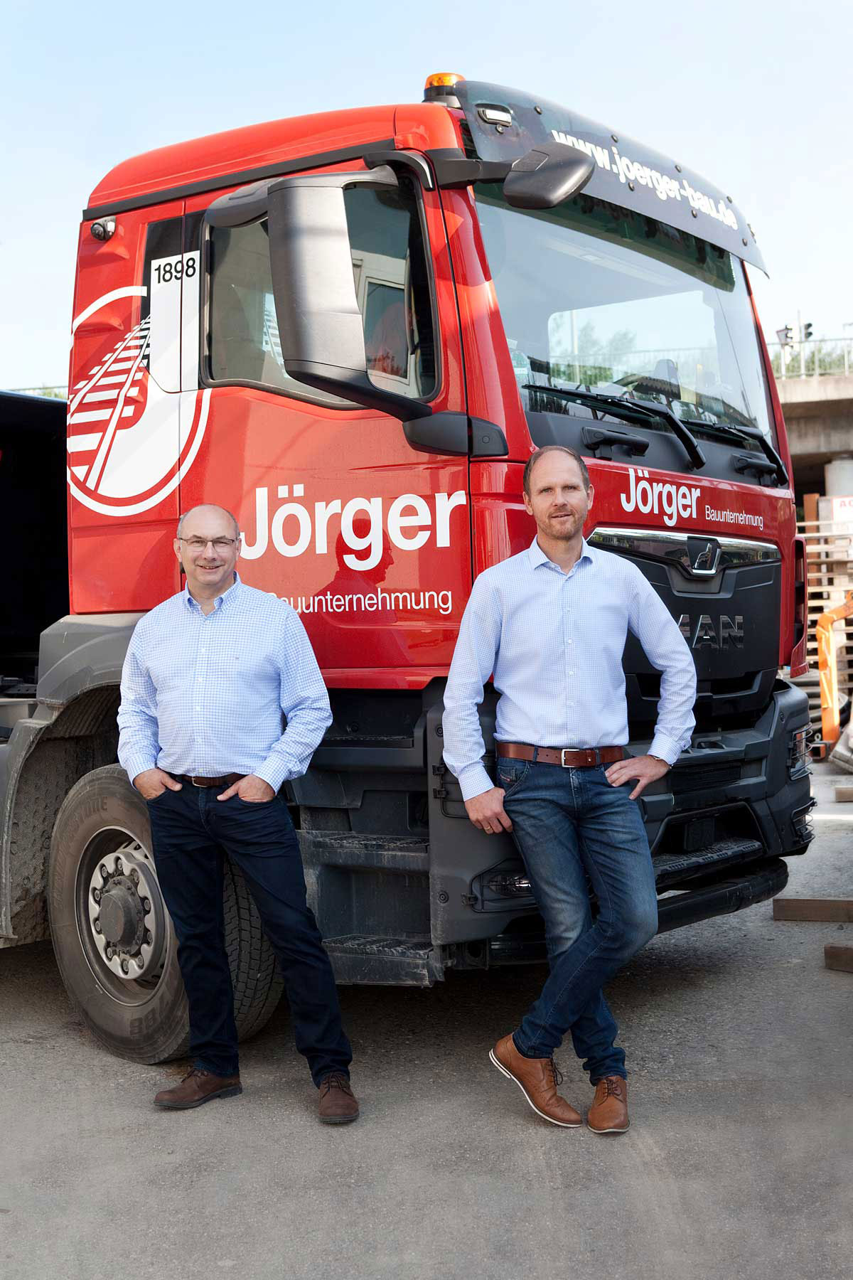 Geschäftsführer neben Firmen Lkw.