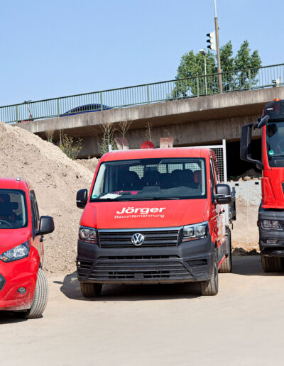 Drei rote Fahrzeuge der Firma Jörger