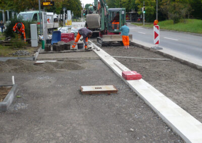 Straßenbauarbeiten mit Bauarbeitern