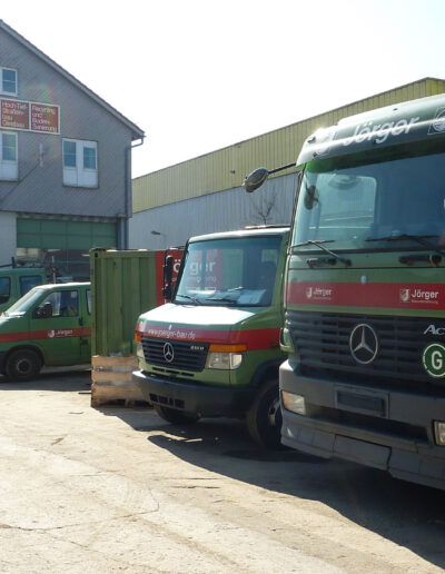Lkw und Fahrzeuge vor Lagerhaus Jörger